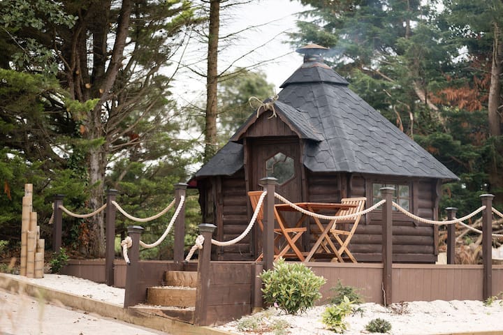 LakEscape BBQ hut with outdoor seating beside the cabins