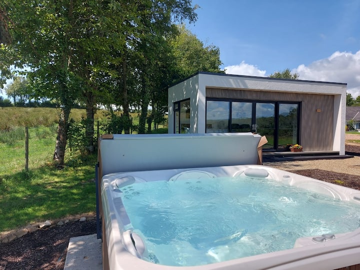Roma private lake-view hot tub